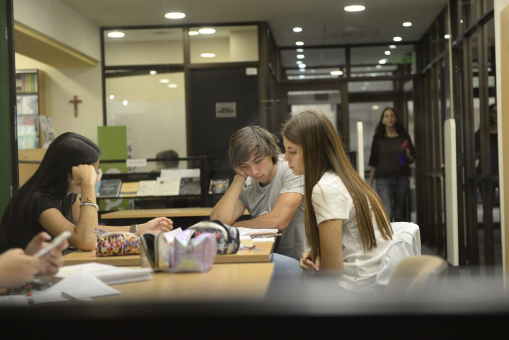 Ciencias Empresariales – Investigación y Transferencia – Economía – Universidad  Austral